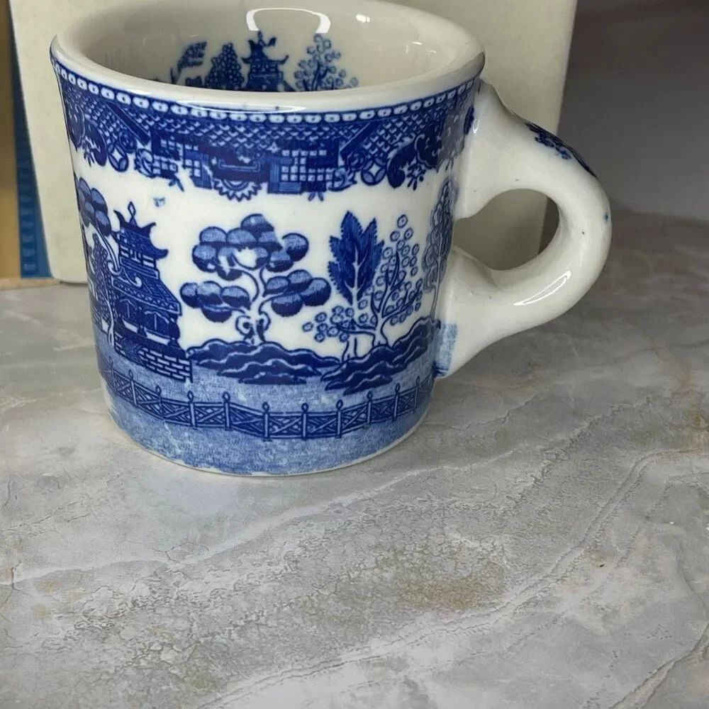 VTG Blue Willow country theme pattern coffee mug.